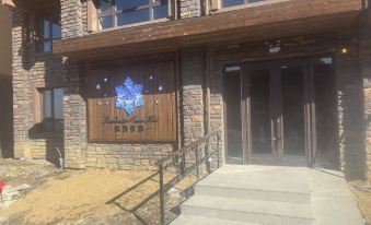 Romantic Xuejun Hotel