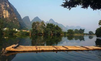 Yangshuo one mountain and one water top class B & B