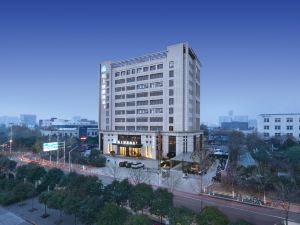 Moshang Qingya Hotel (Zhengzhou east railway station Jingkai Central Plaza Subway Station store)