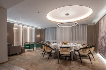 Shandong International Hotel (Jinan Quancheng Square Daming Lake Branch) Отели рядом с достопримечательностью «Qilu University of Technology East Campus»