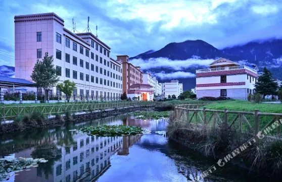林芝峯行驛藏泊花園酒店