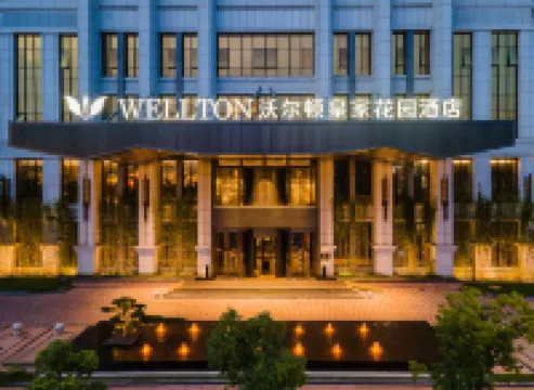 Wellton Royal Garden Hotel Hotels near Chengshizhongyang Park