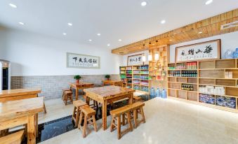 Floral Hotel·Huashan Qishan Guesthouse (Huashan Scenic Area Visitor Center)