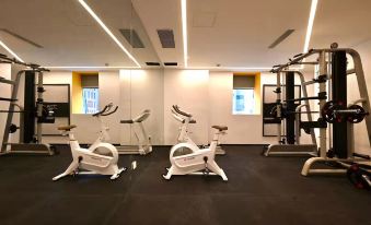 There is a gym at 106 that has multiple treadmills and ellipticals at Dayin International Youth Hostel（East Nanjing Road & The Bund）