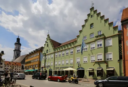 Hotel Bayerischer Hof Отели в г. Фрайзинг