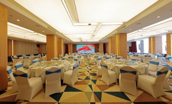 Yunnan Weiju Golden Eagle Grand Hotel (Kunming Railway Station Shuangqiao Night Market Style Street)