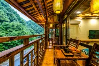 Floral Hotel·Shennongjia Yunshan Lake Guest Hotel (Dajiuhu Pingqian Town Branch)