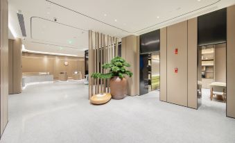 There is a spacious room adjacent to the lobby, featuring an entrance and tiled floors at JI Hotel (Shenzhen Huaqiangbei Huaqiang Road Subway Station)