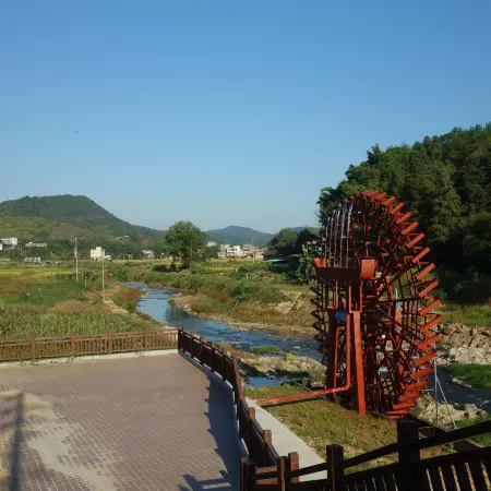 Huazhuquan Health Hot Spring Hostel
