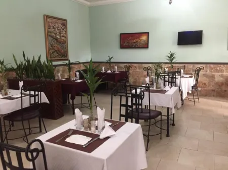 Bougainvillea Hotel Отели рядом с достопримечательностью «Omni Event Center»