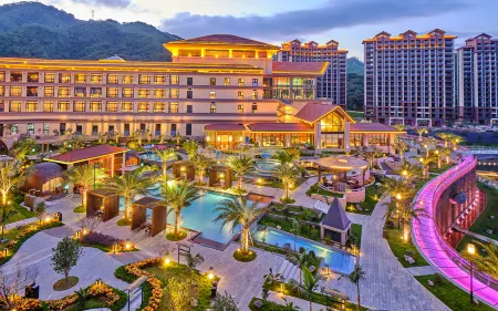 Regal Palace DeRUCCI Resort