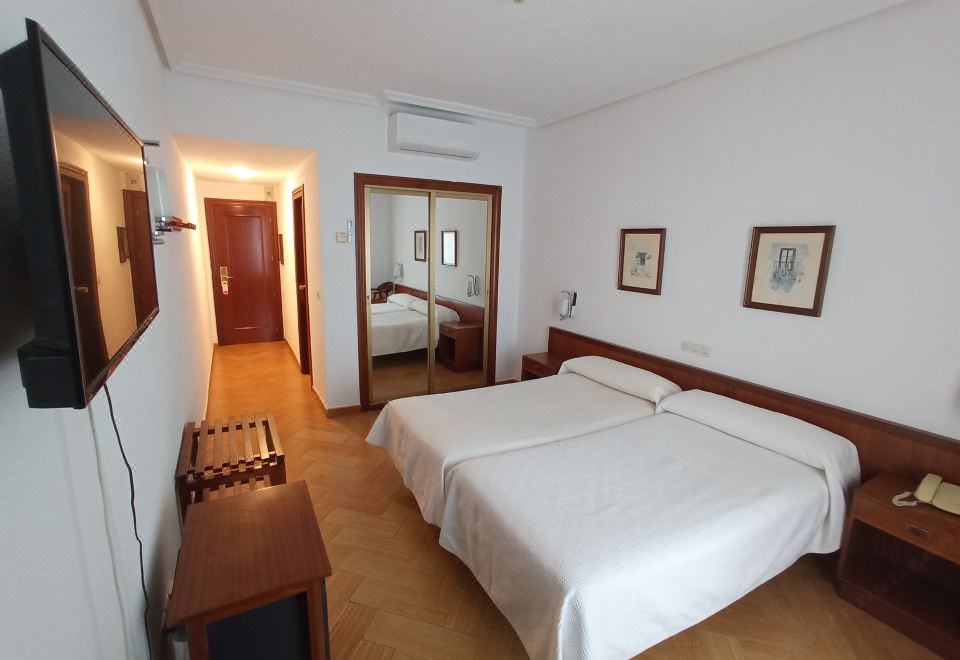 Hotel ELE Acueducto - Housity