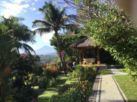 Gunung Paradis Retreat Отели рядом с достопримечательностью «GKII BUKIT KALVARI BANYUSERI»