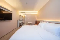 HanTing Hotel (Shanghai Huinan Subway Station) Отели рядом с достопримечательностью «Shanghai Institute of Health Science Pudong New Area Branch»