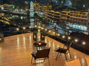 Jiuye Banshan B&B (Phoenix Ancient Town Store)