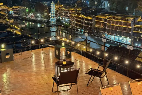 Jiuye Banshan B&B (Phoenix Ancient Town Store)