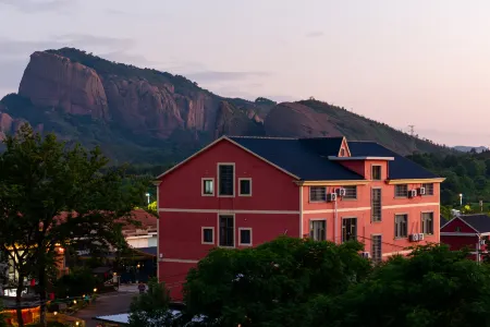 Fuyang Happy Courtyard Homestay Отели в г. Иян