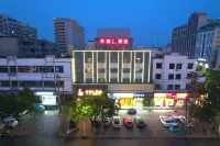 Qiqi l Hotel（Xuchang Railway Station Caowei Ancient City Store) Hotel in zona Chunqiu Square