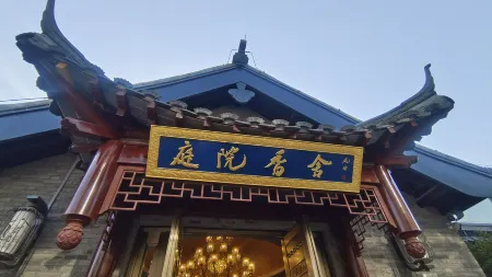 Courtyard Xiangshe (Hexia Ancient Town) Отели рядом с достопримечательностью «Former Residence of Zhou Enlai»