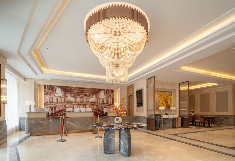 Vienna Hotel의 깔끔한 로비 모습