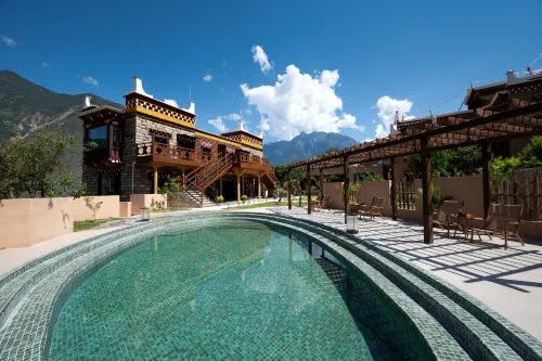 Alpenglow Resort Manor, Danba