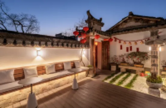 Hongcun Mountain Breeze Embracing the Moon · Serenity Garden (Hongcun Village Yuezao Store)