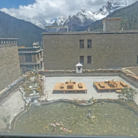 Yading Zhaxi Kongshu Tibetan Culture Theme Hotel