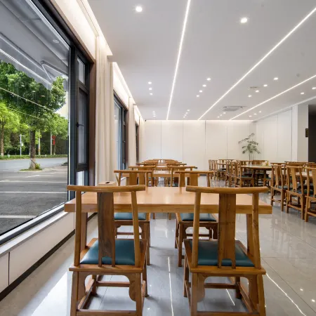 Zhiying · Stream Trekking Family Vacation Apartment