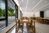 Zhiying · Stream Trekking Family Vacation Apartment