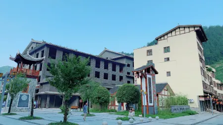 Junyi Hotel Xuanhan Bashan Отели рядом с достопримечательностью «Bashan Grand Canyon Luopan Peak»