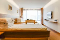 home alone in Hong Li