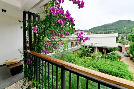 Fuxianhu Shuyuan Hotel Отели рядом с достопримечательностью «Fuxian Lake Shijia Cherry Blossom Garden»