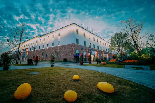 Meizhou Parade Performing Arts Hotel Hotel berhampiran Qinglong Temple