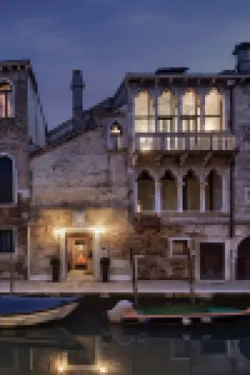 ホテル パウサニア サンタ・マリア・グロリオーザ・デイ・フラーリ聖堂周辺のホテル