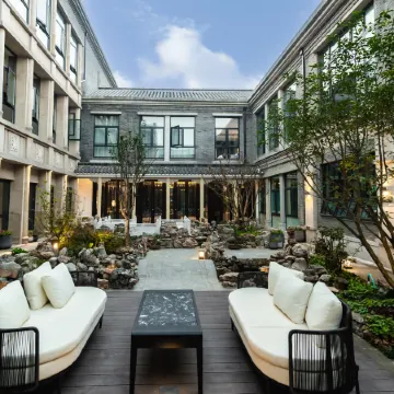 No. 8 Courtyard Homestay (Daming Lake Baotu Spring) Отели рядом с достопримечательностью «Озеро Пяти драконов»