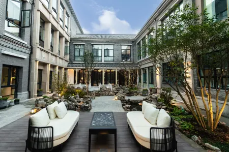 No. 8 Courtyard Homestay (Daming Lake Baotu Spring) Отели рядом с достопримечательностью «Shandong University of Science and Technology (Jinan Campus)»