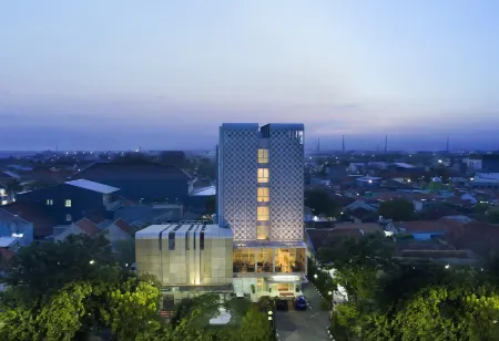 Khas Tegal Hotel Отели рядом с достопримечательностью «Tek Hay Kiong Temple»