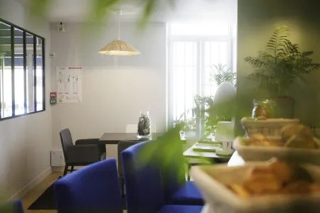 Hôtel d'Angleterre Versailles Отели рядом со станцией Versailles Montreuil Train Station