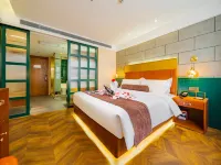 James Joyce Coffetel Hotel (Yinchuan Drum Tower Jade Emperor Pavilion Store) Hotels near Xingqing
