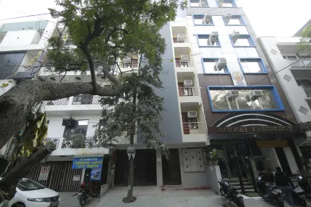 Hotel Tms Grand Отели рядом с достопримечательностью «Храм Йогмайи»