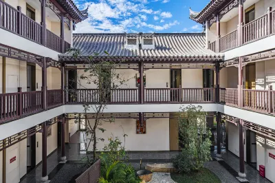 Chuxiong Golden Tianhua Hotel (Chuxiong Station Yiren Ancient Town)