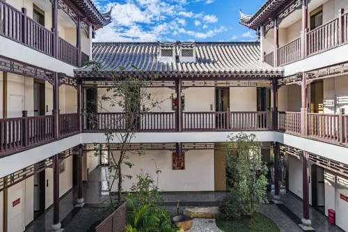 Chuxiong Golden Tianhua Hotel (Chuxiong Station Yiren Ancient Town)