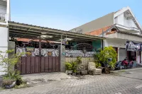 SPOT ON 92461 Aini Syariah Homestay Hotels in Sawahan