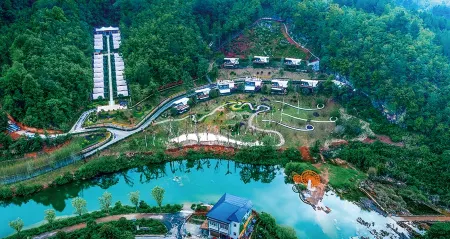 Ziyun Crescent Bay Homestay Отели рядом с достопримечательностью «Yellow Crane Camp Hot Spring Resort»