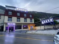 Hexiangju Homestay (Deqin Shengping Town) Hotels near Deqen Bus Station
