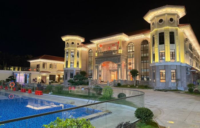Huayue Village Hot Spring Hotel