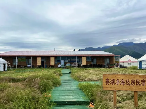 Sayram Lake's Muye Starry Sky Campground - con vista montagne
