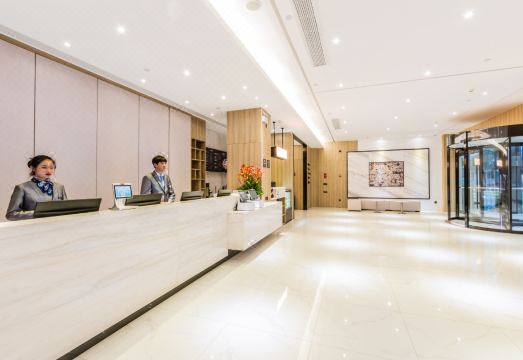 HanTing Premium 호텔의 로비 모습