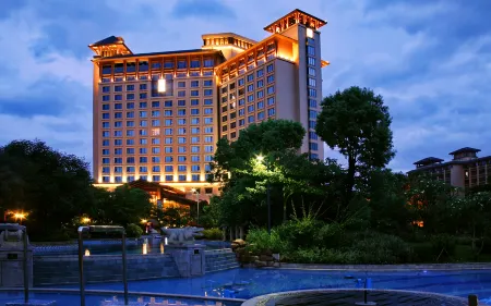 Guangdong Deer Lake Spa Holiday Hotel Отели рядом с достопримечательностью «Tonggufeng Scenic Area»