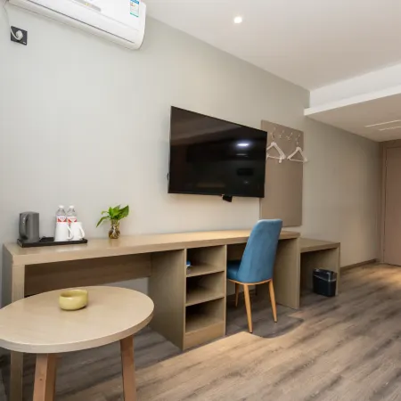 Huating Hotel(kaihong Plaza, Donggang, Zhoushan)